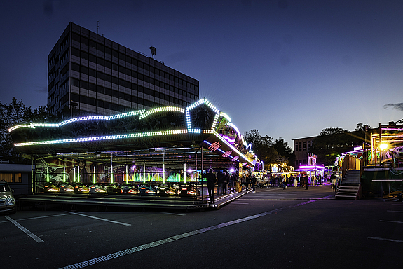 Bunt erleuchteter Autoscooter am Abend