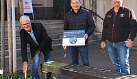 Beet vor Kirche mit Personen
