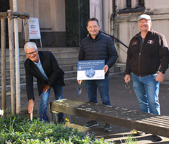 Beet vor Kirche mit Personen