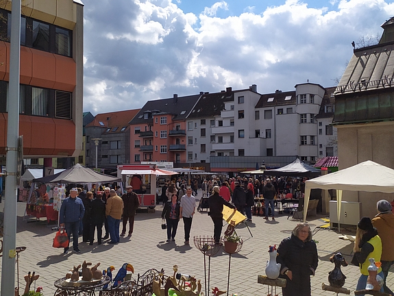 Menschen und Stände rund um die Kirche St. Eligius