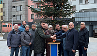 Vor dem Tannenbaum auf dem Adolph-Kolping-Platz wird gemeinsam die Weihnahctsbeleuchtung angeschaltet.