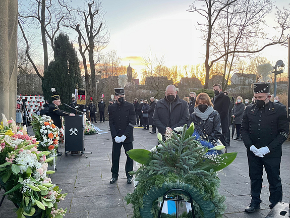 Völklingens Oberbürgermeisterin Christiane Blatt und Bürgermeister Christof Sellen bei der Kranzniederlegung am Ehrenmal 