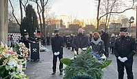 Völklingens Oberbürgermeisterin Christiane Blatt und Bürgermeister Christof Sellen bei der Kranzniederlegung am Ehrenmal 