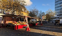 Stand mit Obst und Gemüse auf dem Rathausplatz