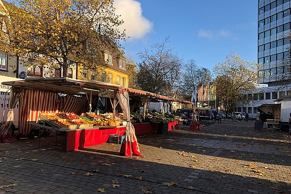 Stand mit Obst und Gemüse auf dem Rathausplatz