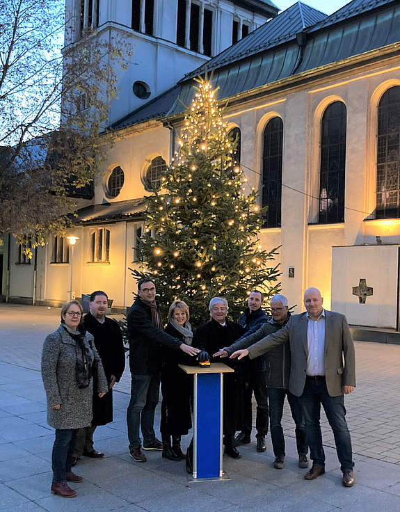 Weihnachtsbaum ist beleuchtet vor dem Adolph-Kolping-Platz