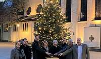 Weihnachtsbaum ist beleuchtet vor dem Adolph-Kolping-Platz