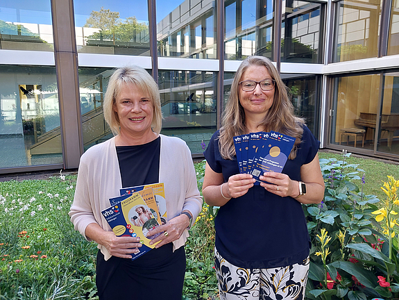 Oberbürgermeisterin Christiane Blatt und VHS Völklingen-Direktorin Jenny Ungericht mit dem Programm für das Semester 23/24.