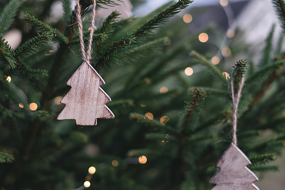 Holzschmuck an einem Tannenbaum