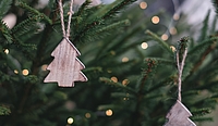 Holzschmuck an einem Tannenbaum