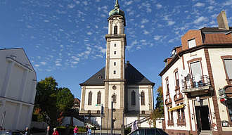 Kirche vor blauem Himmel über den Platz davor gehen Menschen