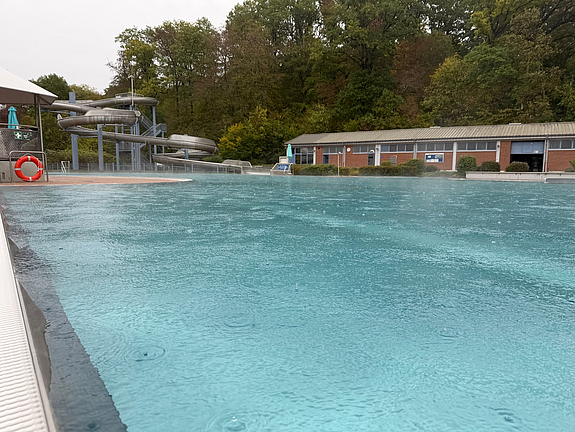 Schwimmerbecken bei Regen