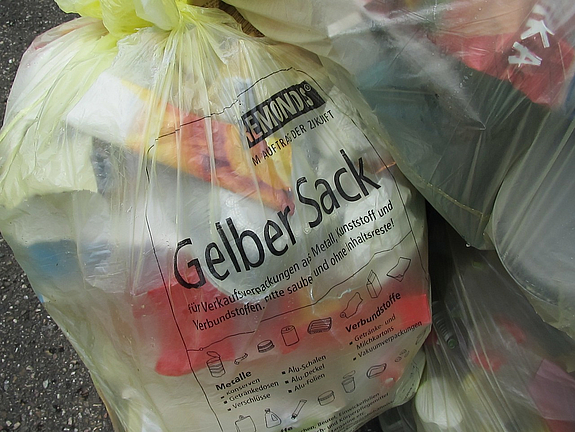 Ein mit Müll gefüllter gelber Sack