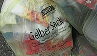 Ein mit Müll gefüllter gelber Sack