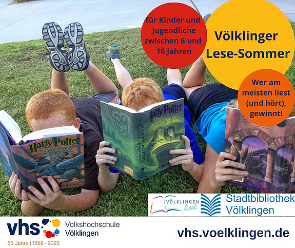 Drei Jungen lesen Bücher