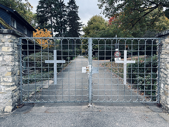 Zweiflügeliges Friedhosfstor aus Stahl