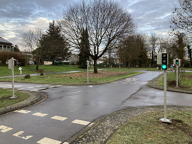 Blick auf eine Kreuzung mit Ampel auf Grün im Kleinformat angemessen für Kinder