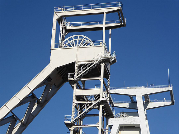 Ein Förderturm vor blauem Himmel