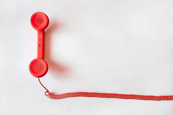 Roter Telefonhörer mit Kabel