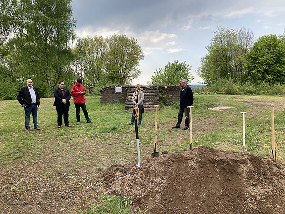 Fünf Personen stehen vor der Baugrube auf dem Schweizerberg