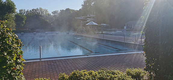 Schwimmerbecken im Freibad Köllerbachtal mit Nebel in den Morgenstunden