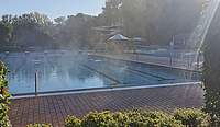 Schwimmerbecken im Freibad Köllerbachtal mit Nebel in den Morgenstunden