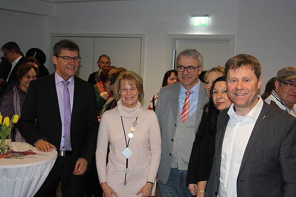 Regionalverbanddirektor Peter Gillo, Oberbürgermeisterin Christiane Blatt, Rainer Borens(Kita gGmbH Saarland), Standortleiterin Susanne Filenius, Gesamtleiterin Marion Zils und Pfarrer Thomas Weber(von links)