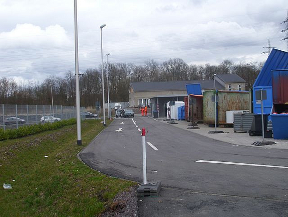 Blick vom Gelände auf die Einfahrt des Wertstoffhofes