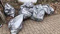 Sechs volle silberfarbene Mülltüten wurden befüllt und zusammengetragen