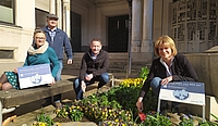 Oberbürgermeisterin Christiane Blatt mit Andreas Sauder und Leslie Horak-Mathieu von der Landesfachstelle Demenz sowie Tobias Noll (stehend, Fachdienstleiter Öffentliches Grün und Friedhöfe bei der Stadt Völklingen) 