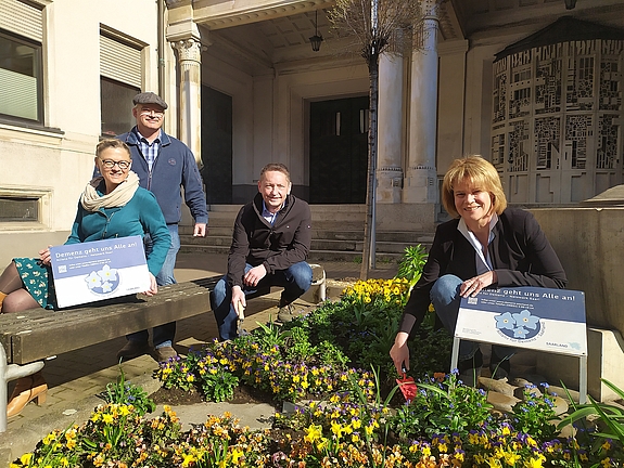 Oberbürgermeisterin Christiane Blatt mit Andreas Sauder und Leslie Horak-Mathieu von der Landesfachstelle Demenz sowie Tobias Noll (stehend, Fachdienstleiter Öffentliches Grün und Friedhöfe bei der Stadt Völklingen) 