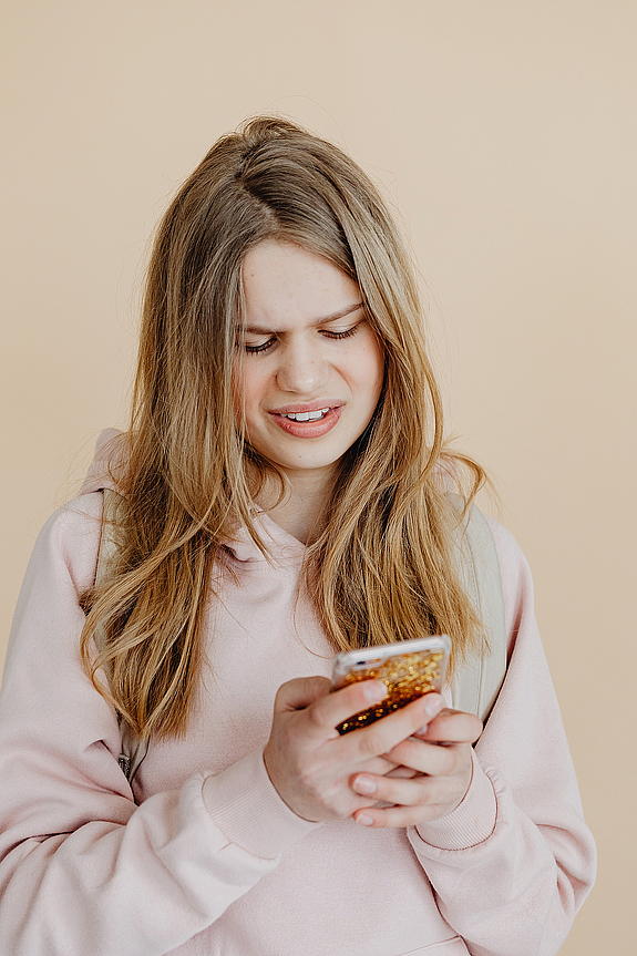 Mädchen mit Smartphone