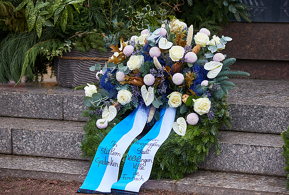 Ein Kranz mit blauen und weißen Blumen