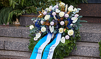 gedenken171124130.jpg Ein Kranz mit blauen und weißen Blumen