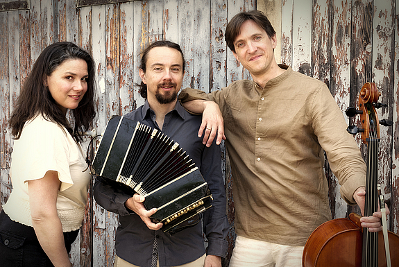 Frau, Mann mit Akkordeon und Mann mit Cello