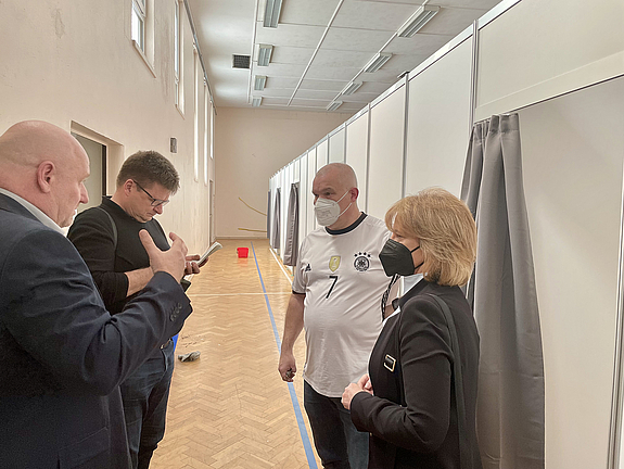 Oberbürgermeisterin Christiane Blatt und Bürgermeister Christof Sellen machen sich ein Bild von der Notunterkunft in der Turnhalle Saarstraße.