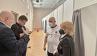 Oberbürgermeisterin Christiane Blatt und Bürgermeister Christof Sellen machen sich ein Bild von der Notunterkunft in der Turnhalle Saarstraße.