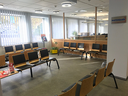Wartebereich mit Info-Theke (Foto: Stadt Völklingen/LH) Buergerbuero5