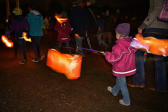 Kinder beim Laternenumzug